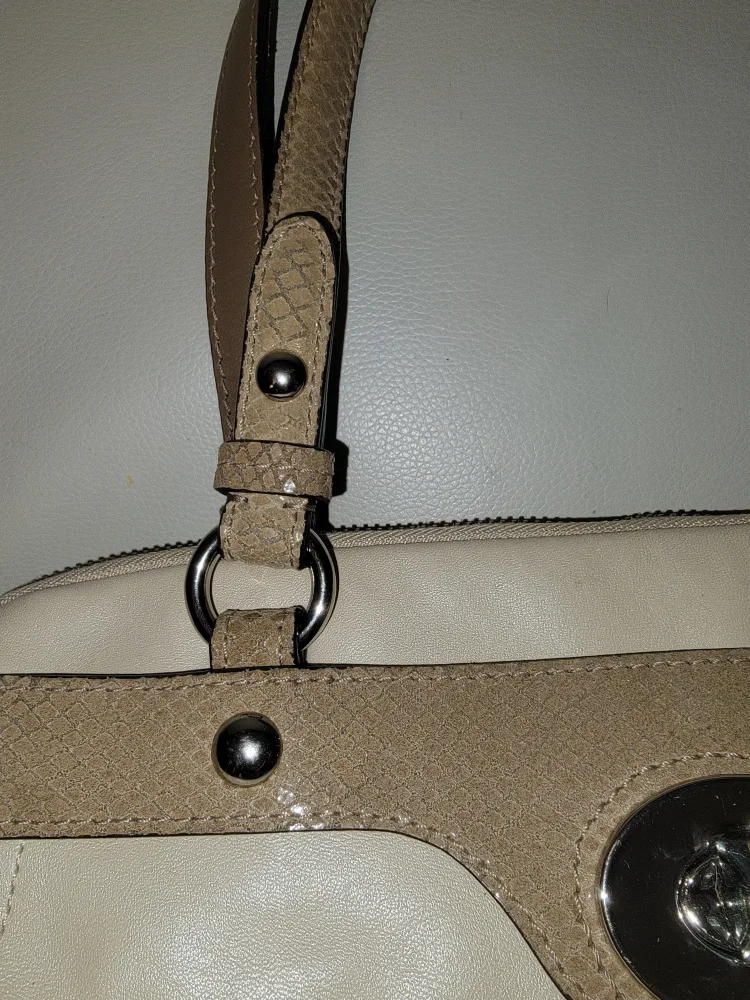 Coach Cream Leather Handbag image indicator(6)