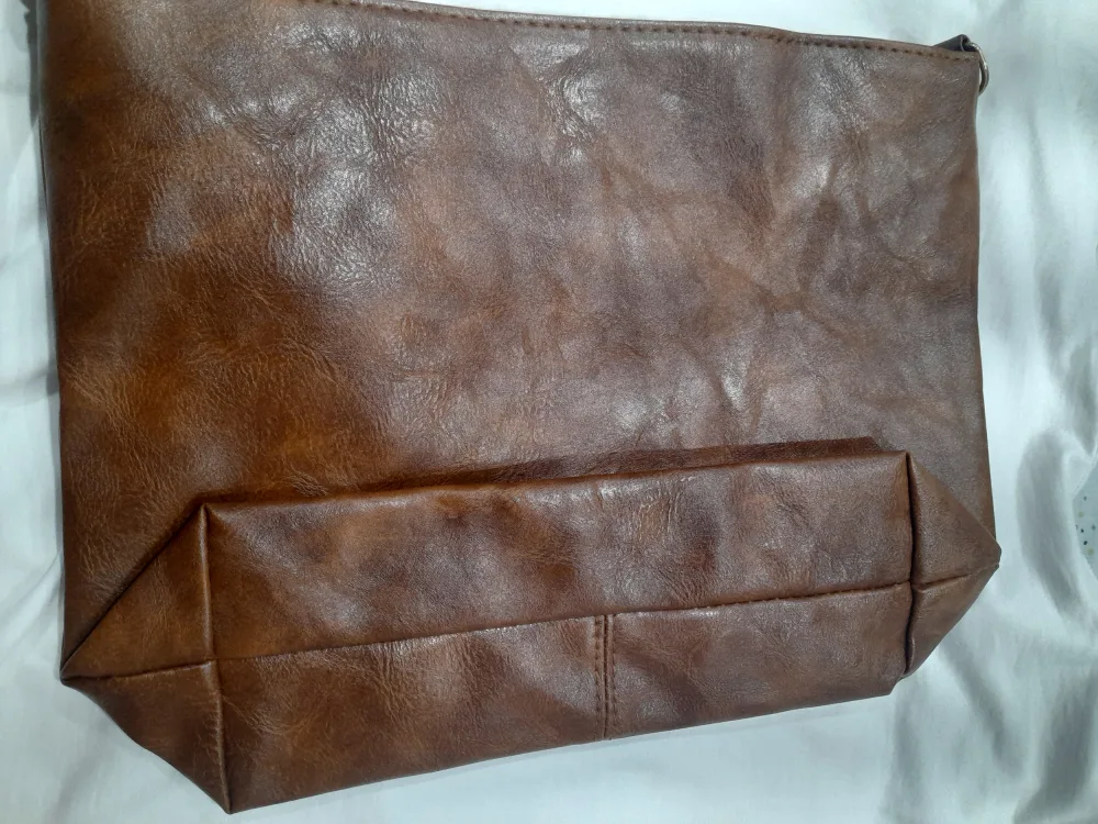 NEW Kangaroo Brown Leather Crossbody Bag image indicator(10)