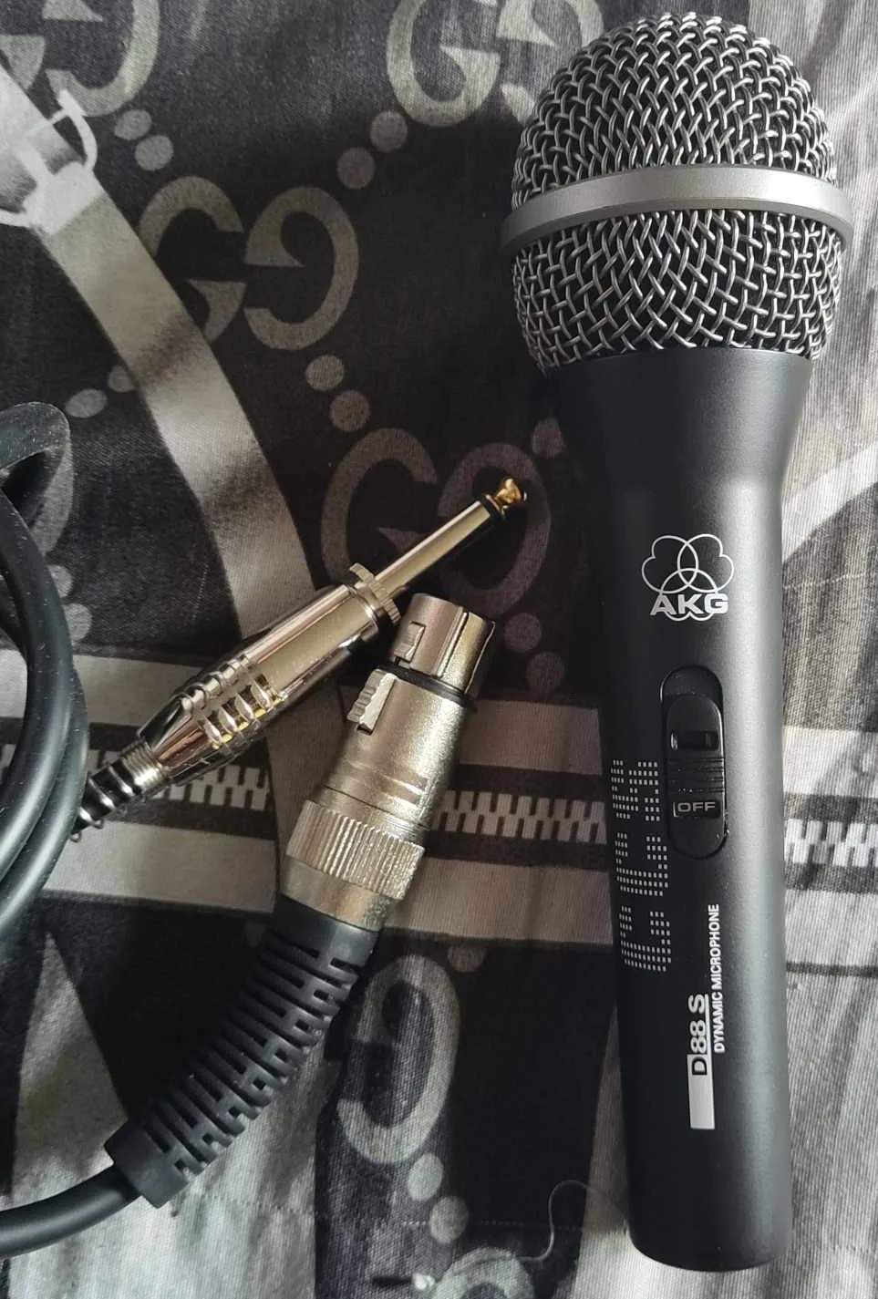 2 Studio Microphones & 1 Pop Filter/ Screen image indicator(9)