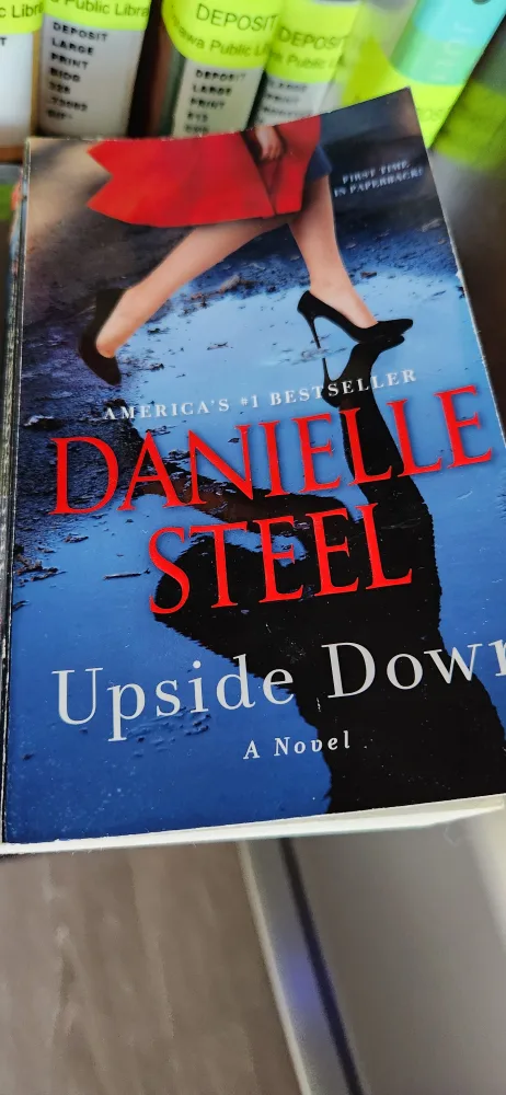 Danielle Steel - Upside Down - A Novel🇨🇦 thumbnail