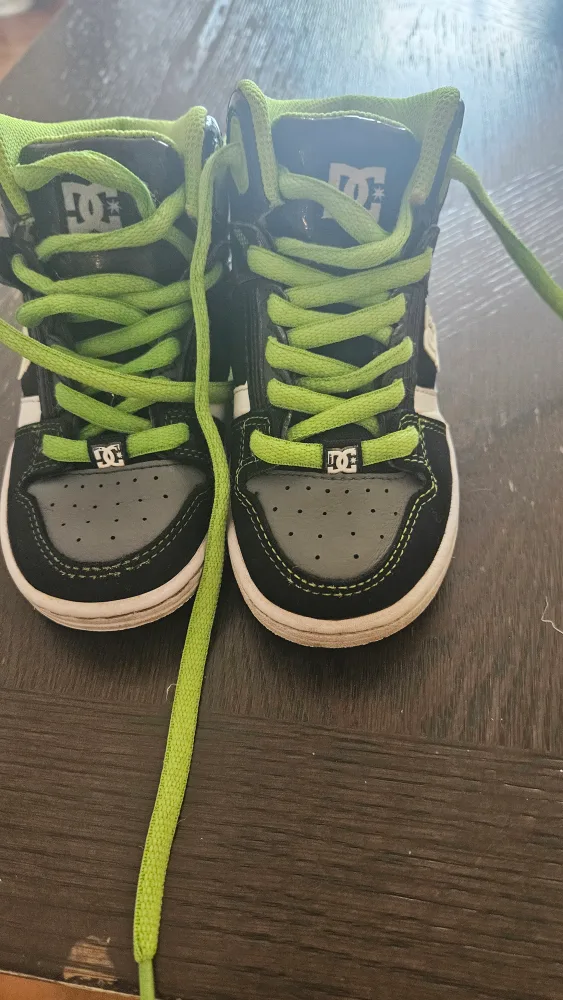 DC Kids High-Top Sneakers - Size 12 image indicator(2)