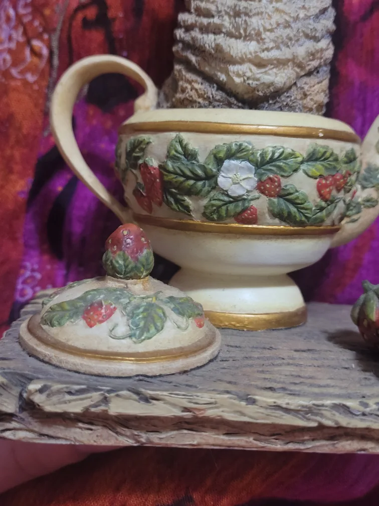 Cat Teapot Figurine with Strawberries image indicator(3)