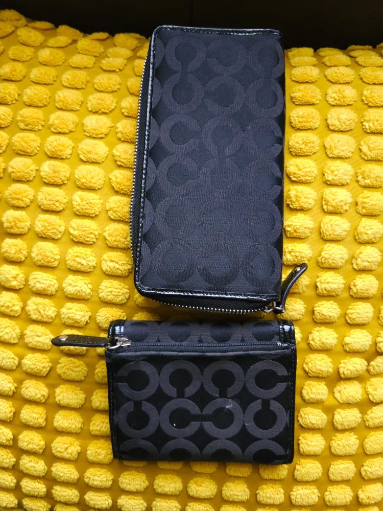 Authentic Coach Signature Wallet- Trifold image indicator(2)