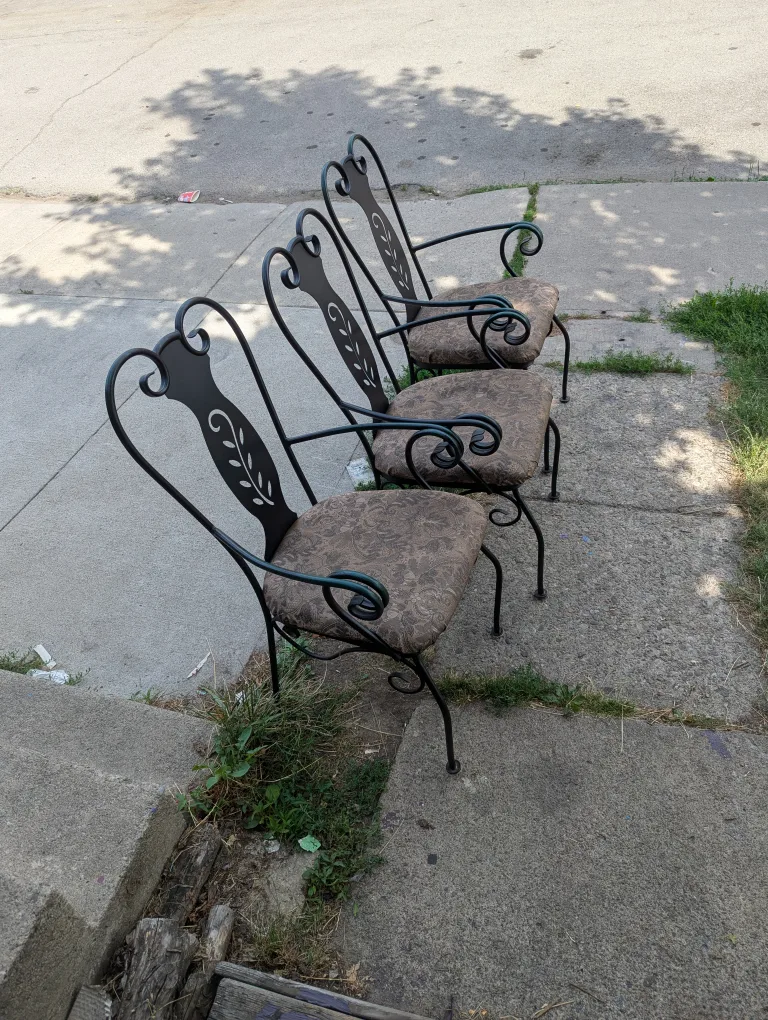 outside NOW table and 3 chairs thumbnail