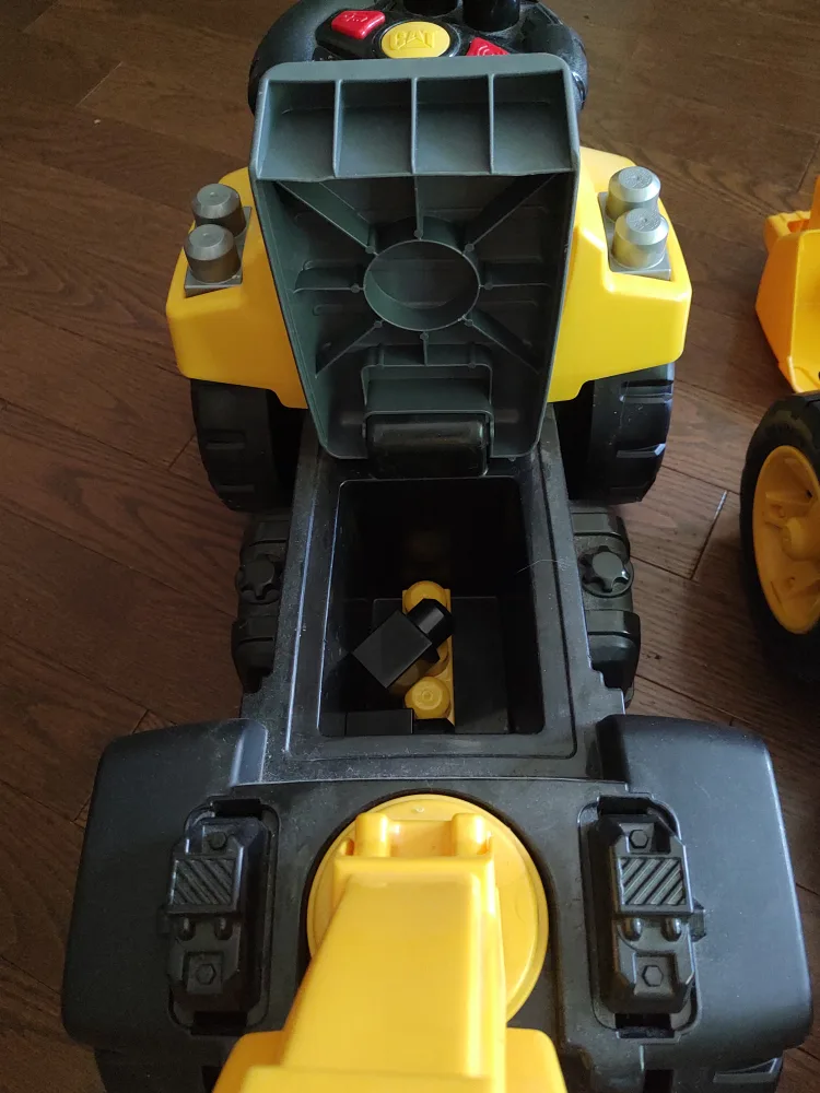 CAT Ride-On Excavator Toy image indicator(2)