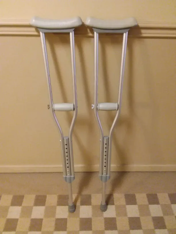 Adjustable Aluminum Crutches 🩼 🇨🇦 thumbnail