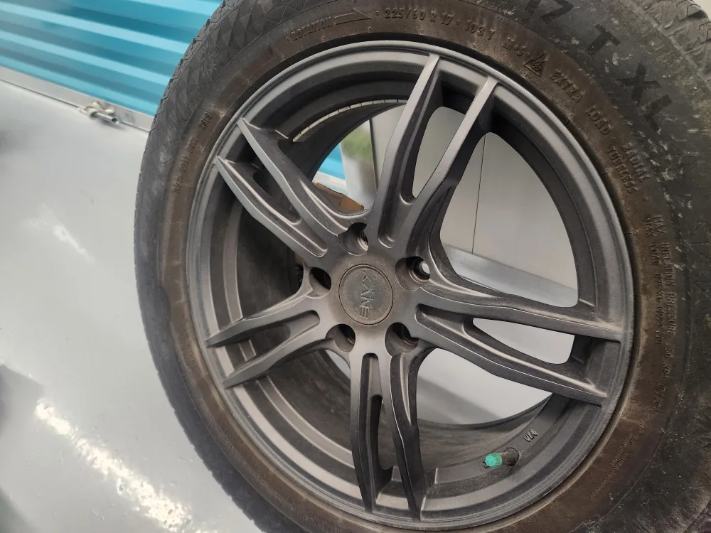 225/60R17 Winter Tire with Kane Rim image indicator(2)