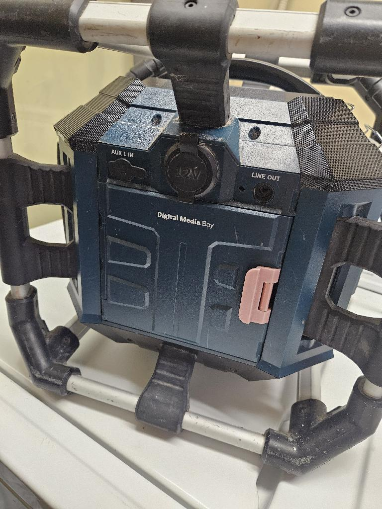 Bosch PowerBoss Jobsite Radio/Charger - photo 4