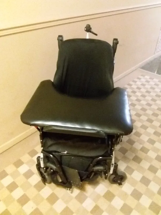 ➡️ Roho Healthcare Tilt Assist Wheelchair w / Table Attachment ♿ image indicator(9)