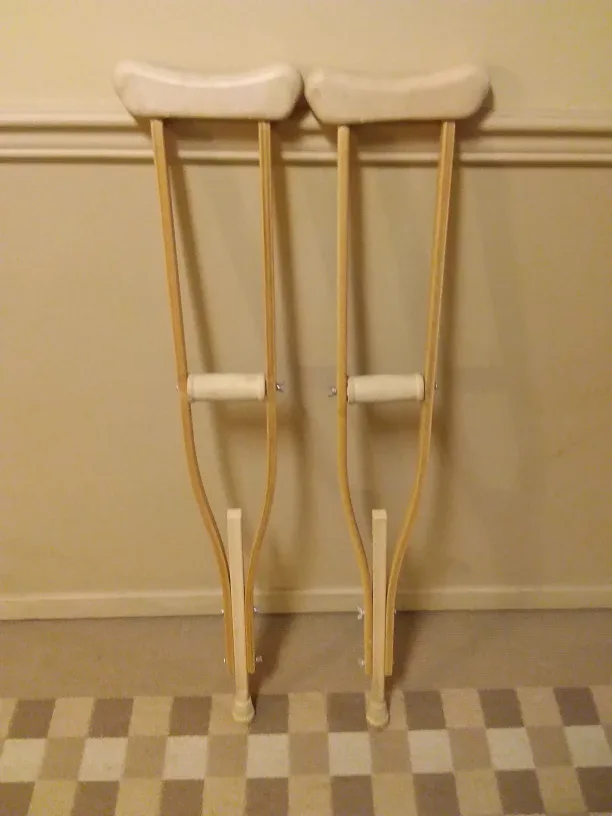 Adjustable Adult Crutches 🩼 🇨🇦 thumbnail