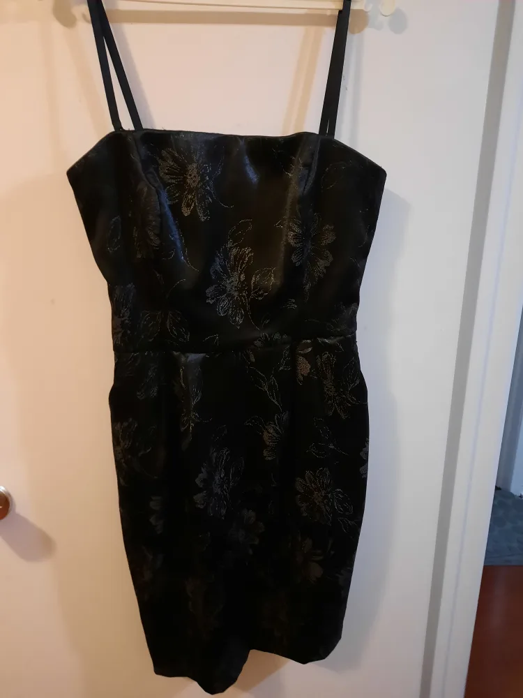 Le Chateau Black Floral Dress - Size M 🇨🇦 thumbnail