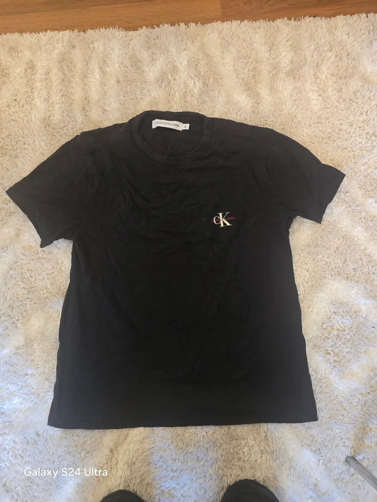 Calvin Klein Jeans Black Tee - Size L image indicator(2)