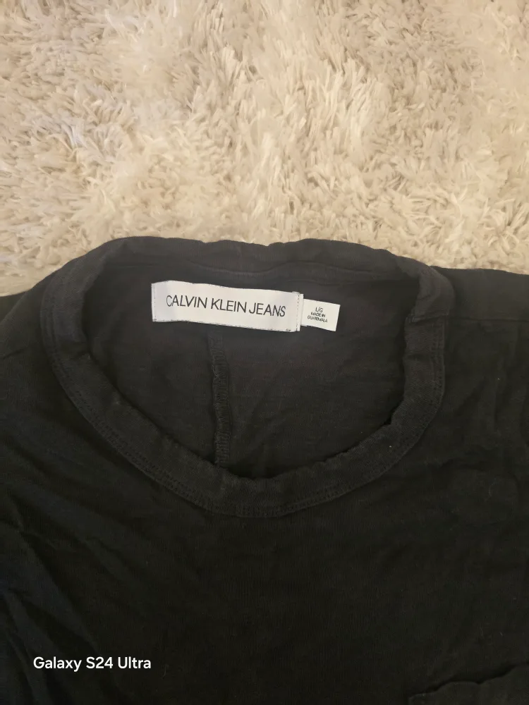 Calvin Klein Jeans Black Tee - Size L image indicator(3)