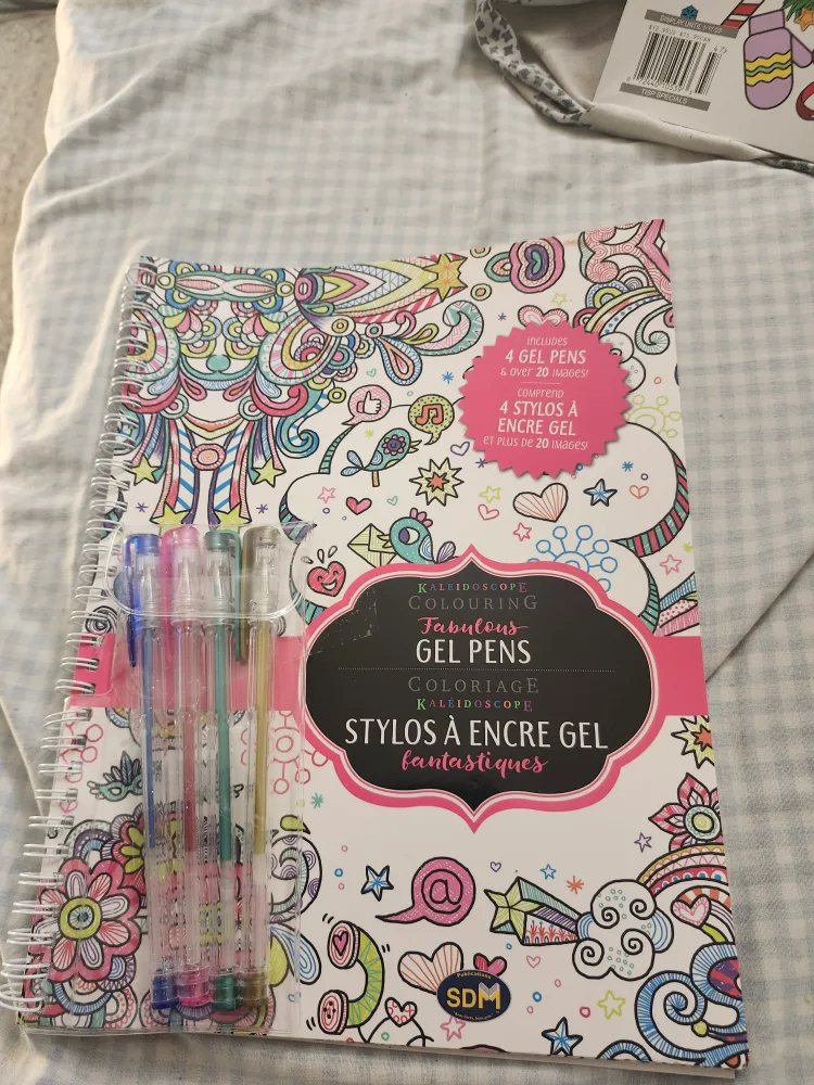 Color Creatives Christmas Coloring Book & Studio Colour Pencils image indicator(2)