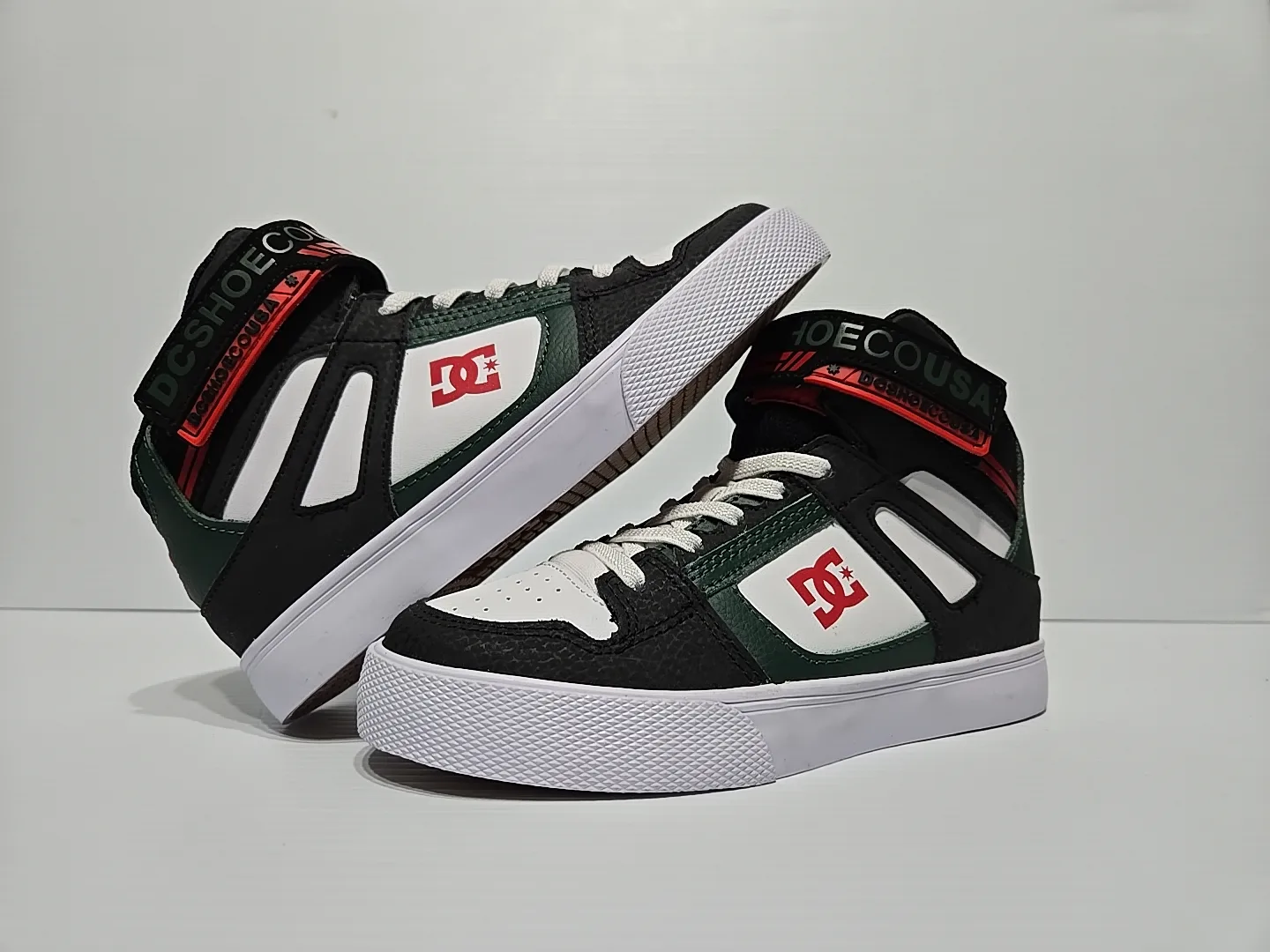 DC Shoes High-Top Sneakers youths size 2 image indicator(2)