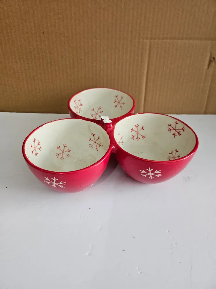 Red & White Snowflake Serving Dish 🇨🇦 thumbnail