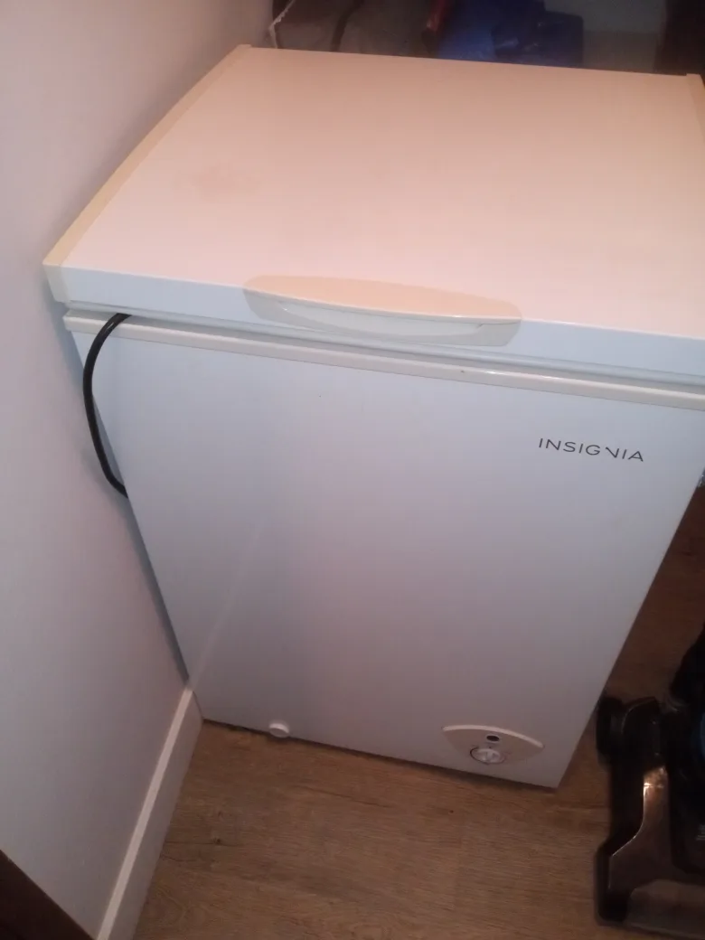 Insignia Chest Freezer - White thumbnail