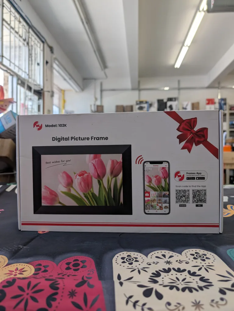 Frameo 102K Digital Picture Frame - New in Box! thumbnail