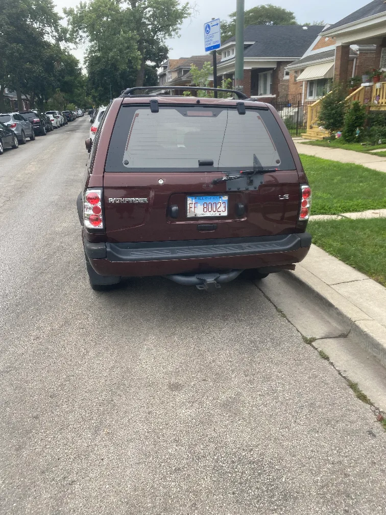 Nissan Pathfinder LE thumbnail