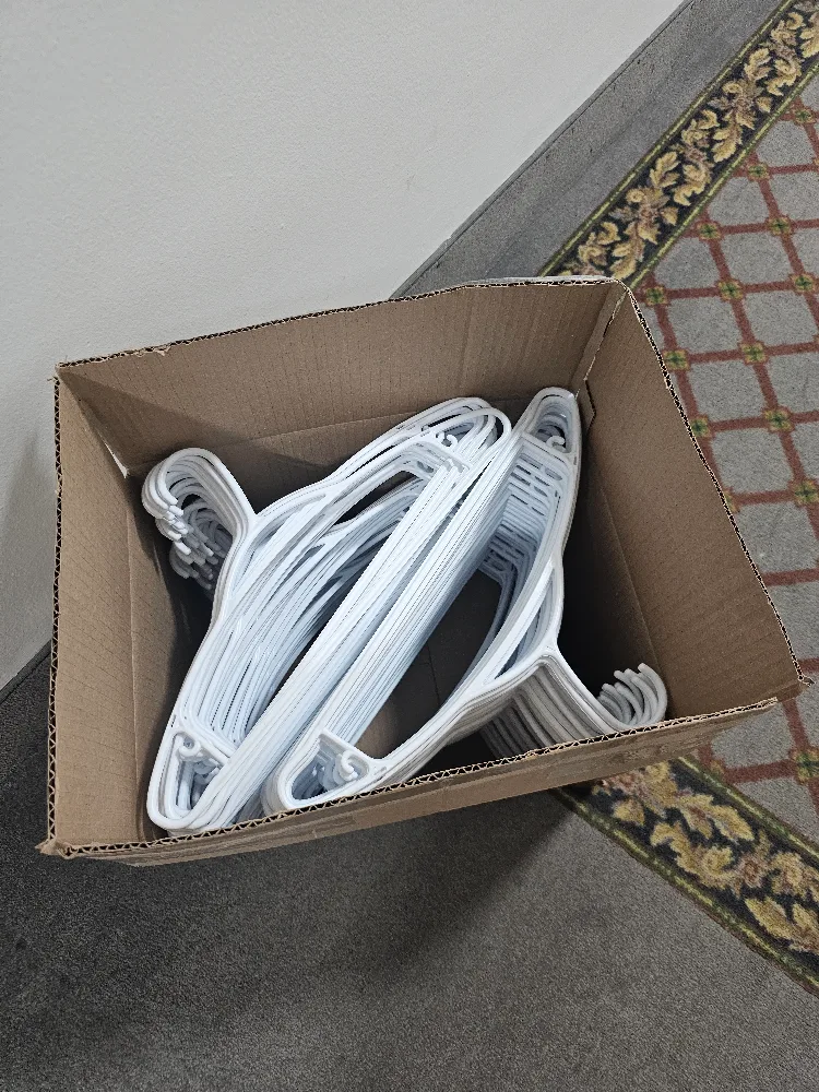 Ultra Slim Plastic Adult Hangers, Box of 100  🇨🇦 thumbnail