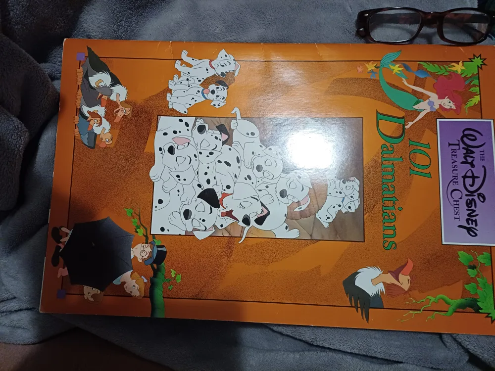 🇨🇦 Walt Disney Treasure Chest Book '101 Dalmations' thumbnail