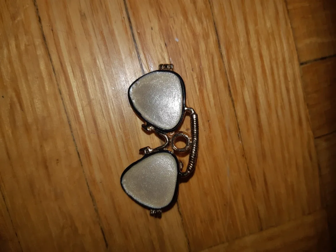 Sunglasses Pin or brooch 🇨🇦 thumbnail