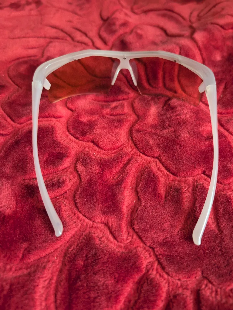 🇨🇦 White Framed Sunglasses image indicator(2)