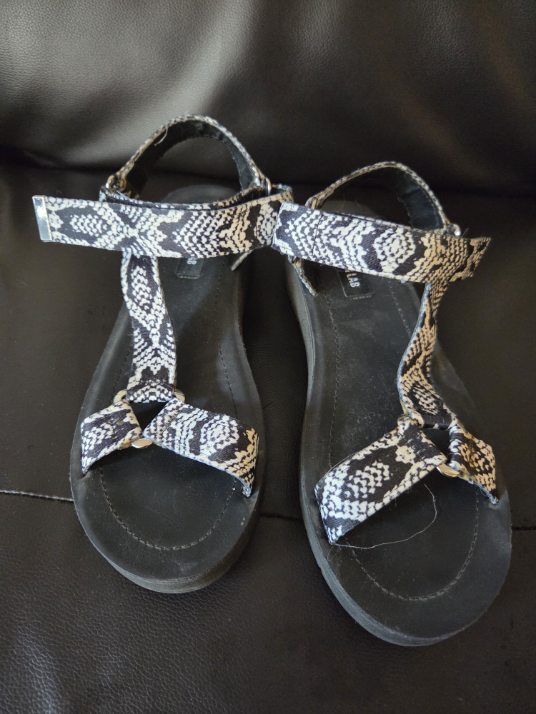 DESIGN LAB Sandals - Size 8
