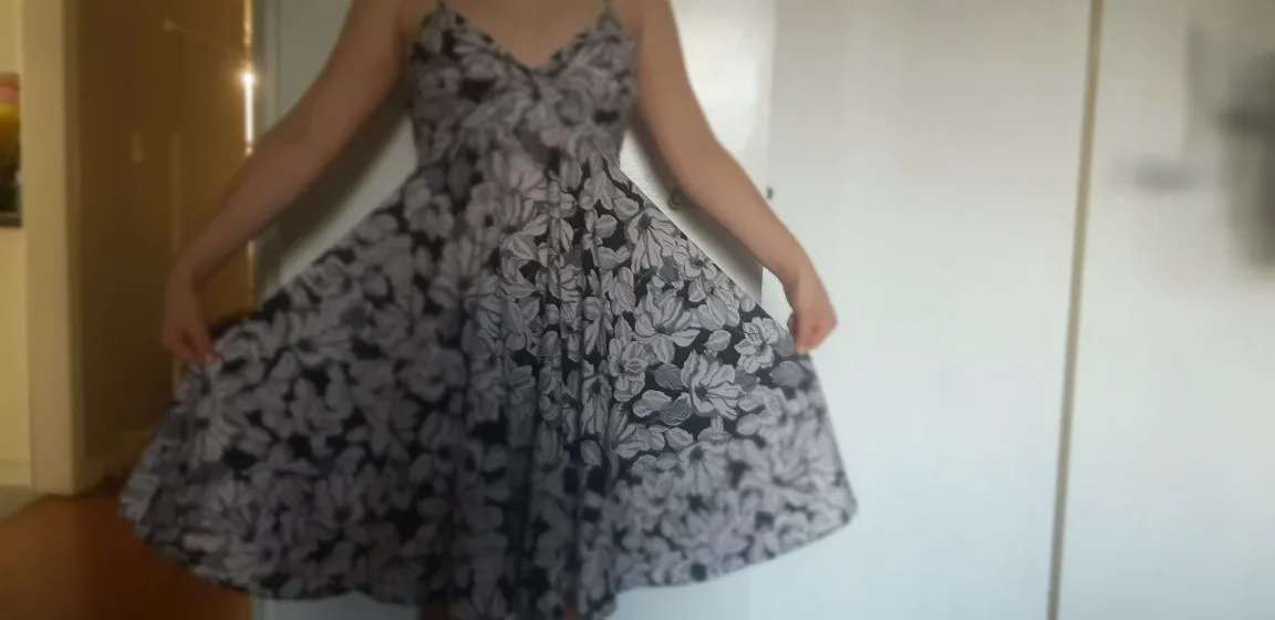 H&M Floral Dress - Size 10 image indicator(2)