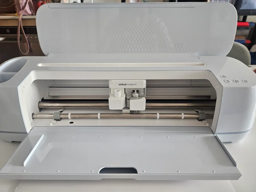 Cricut Maker 3 Cutting Machine image indicator(2)