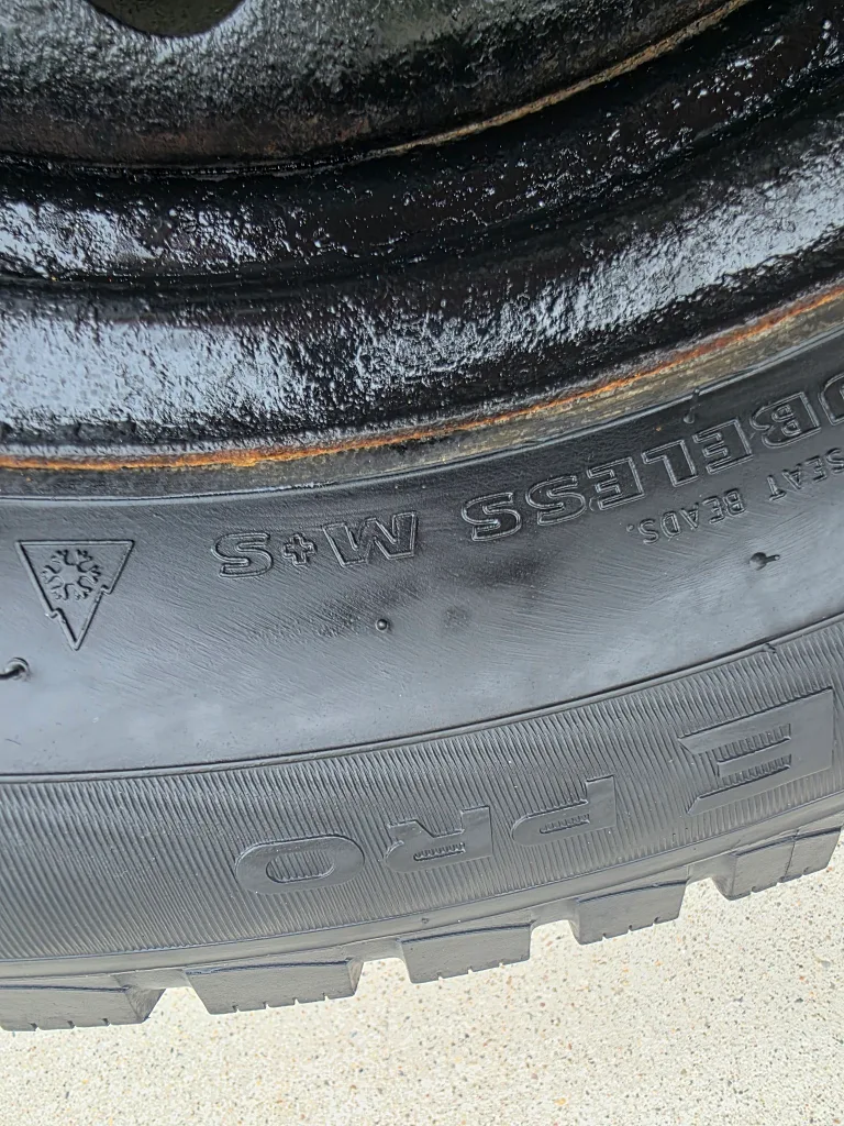 Set of 4 Winter Tires 225/60R17 image indicator(4)