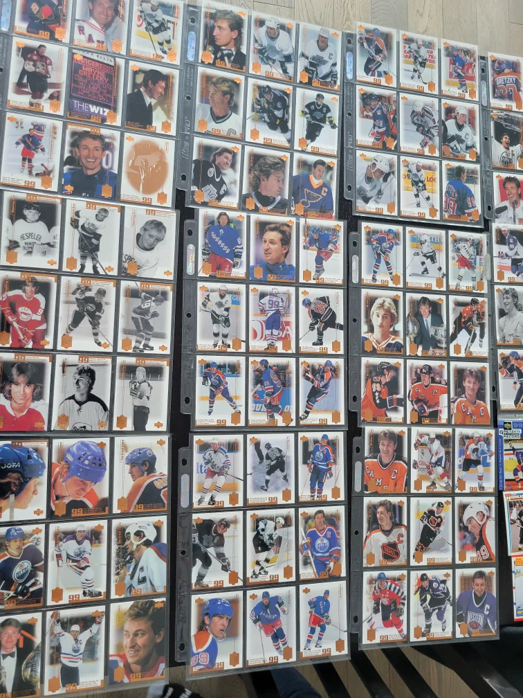 Wayne Gretzky Hockey Cards & Newspaper thumbnail