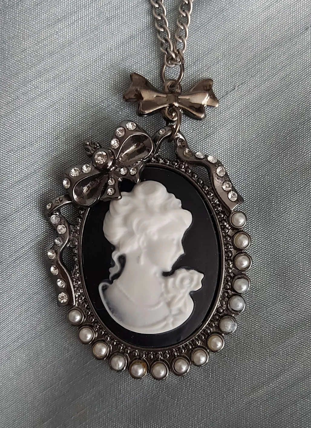 Cameo Pendant Necklace & Earrings Set image indicator(2)