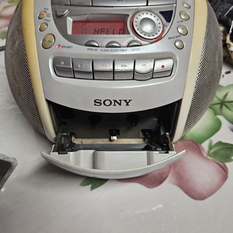 Sony CFD-E95 CD Radio Cassette Player - photo 4