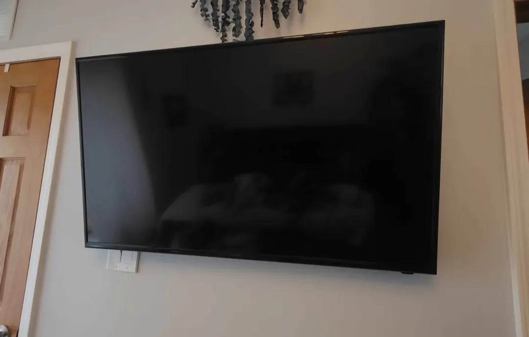 Insignia 48" LCD TV Model NS-48D510NA15 w/ Mount thumbnail