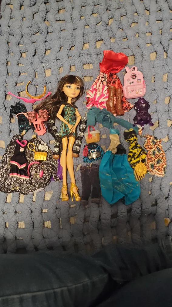 Mixed Lot of Fashion Dolls and Accessories image indicator(4)