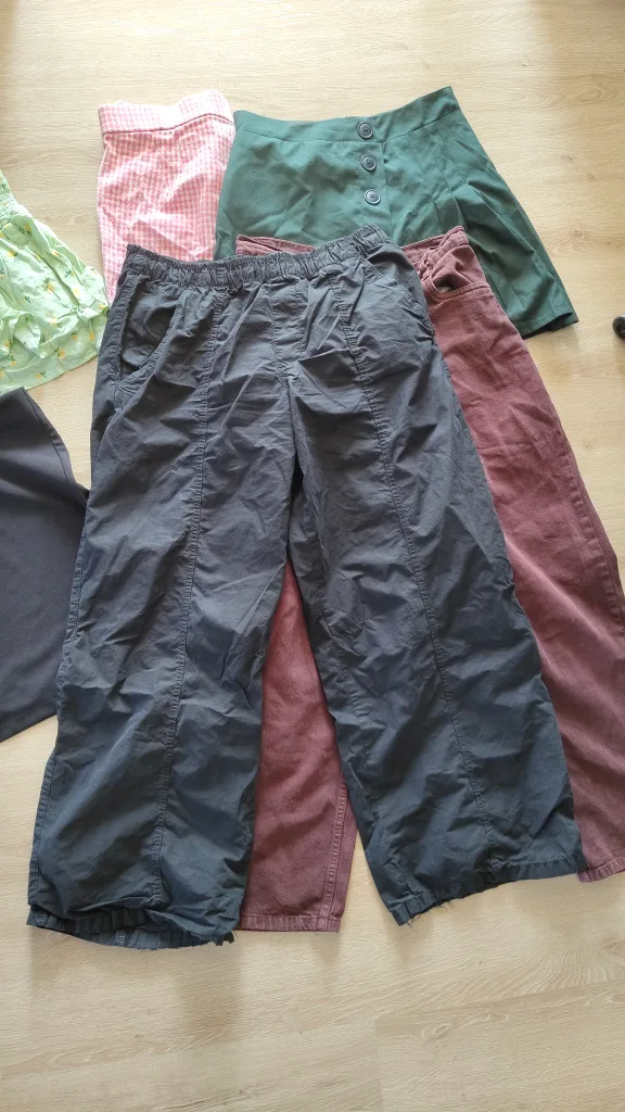 Bundle of Women’s Pants, Skirts & Shorts – Sizes S/M🇨🇦🧡 image indicator(4)