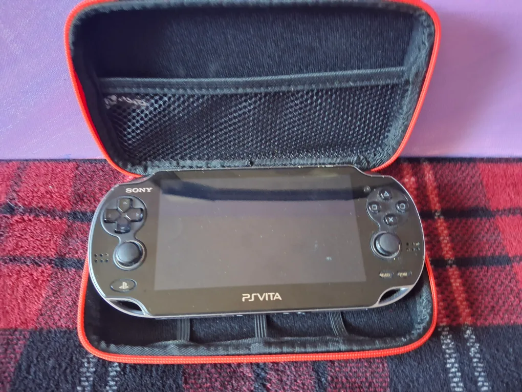 Sony PlayStation Vita PCH-1001 with Case & batman game image indicator(7)