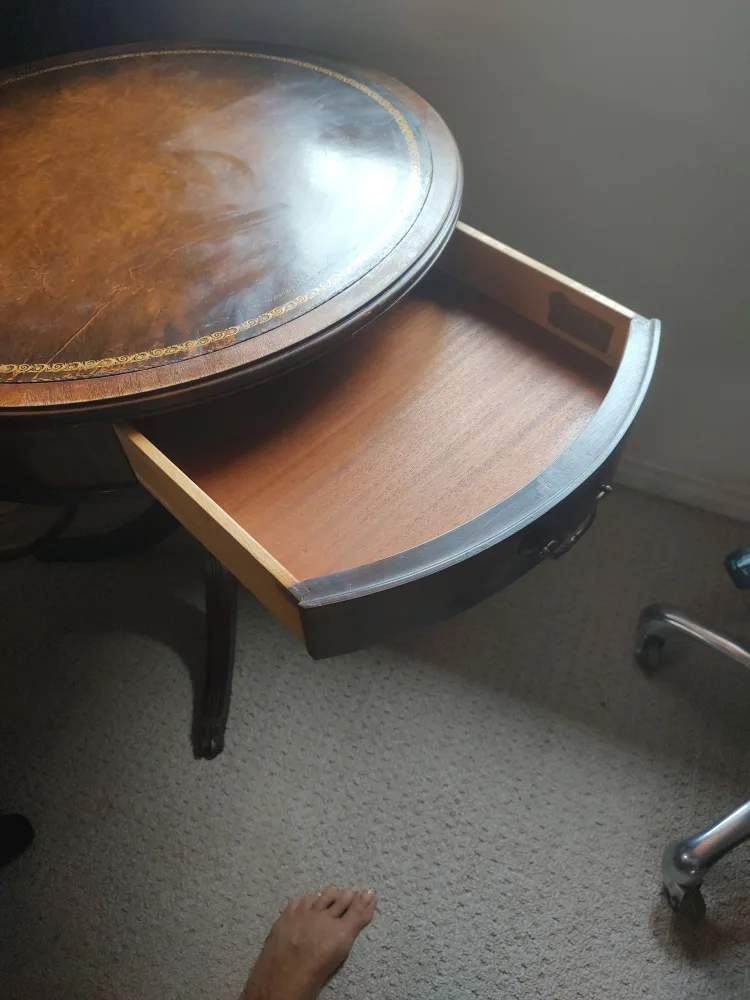 Deilcraft Fine Furniture Round Table image indicator(2)