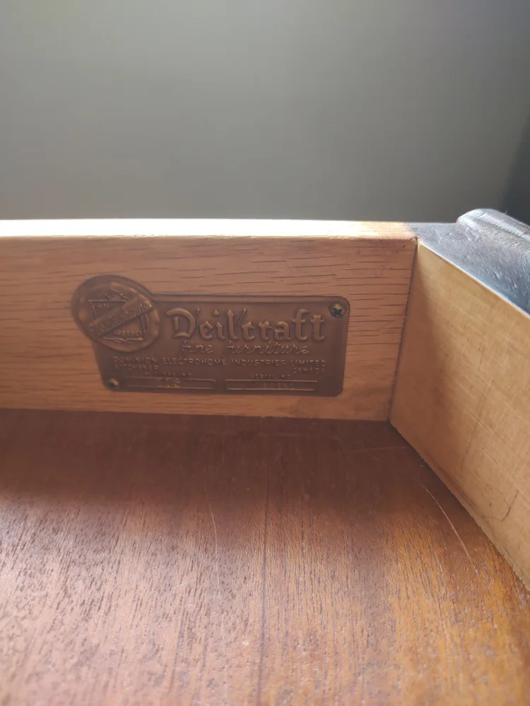 Deilcraft Fine Furniture Round Table image indicator(3)