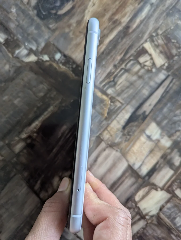 Apple iPhone XR - White image indicator(2)