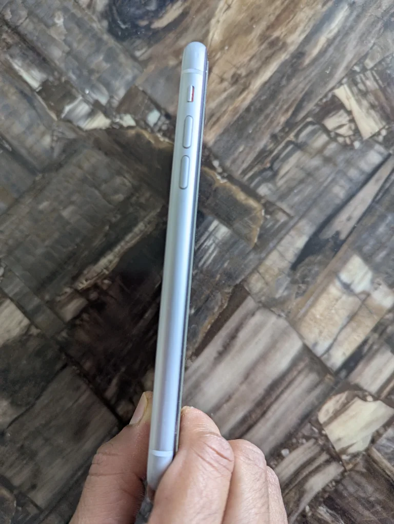 Apple iPhone XR - White image indicator(3)