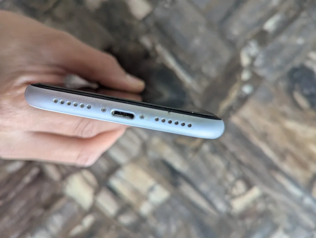 Apple iPhone XR - White image indicator(5)