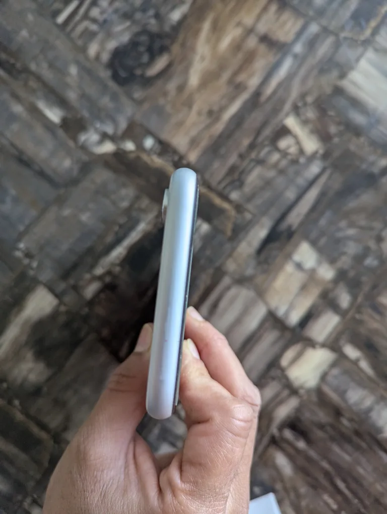 Apple iPhone XR - White image indicator(6)