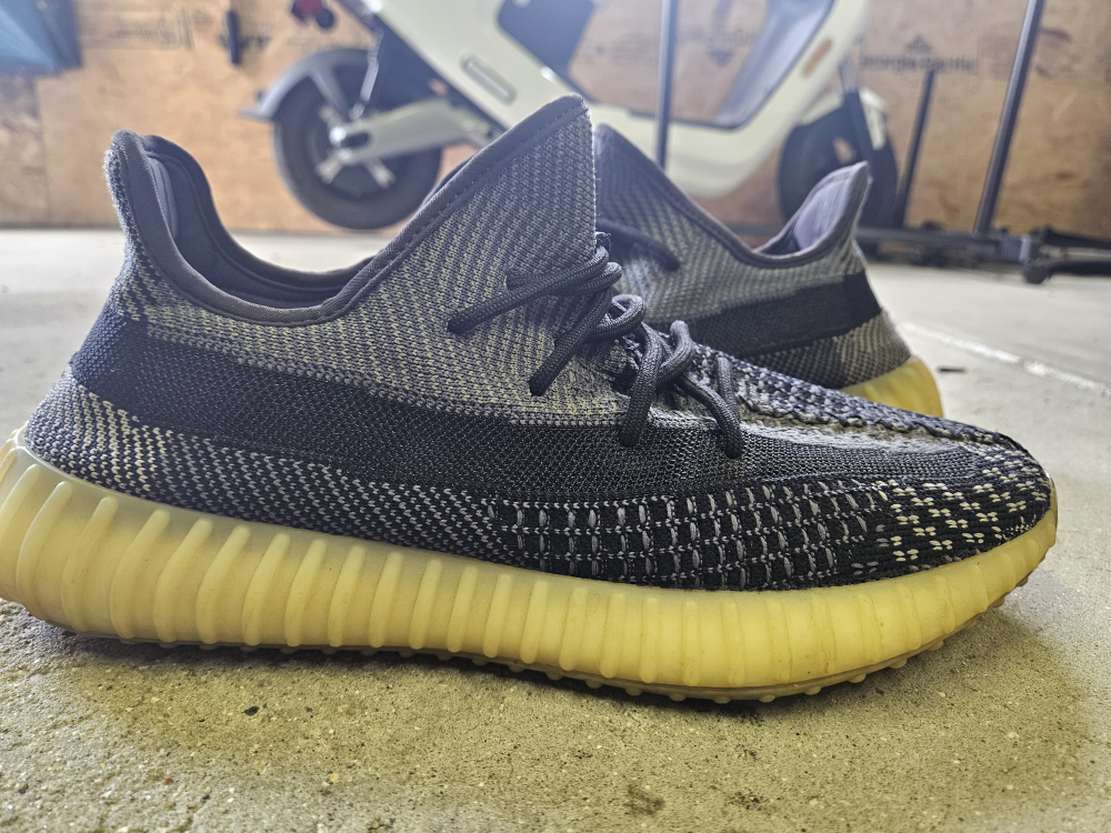 Adidas Yeezy Boost 350 V2 Carbon Beluga - photo 3