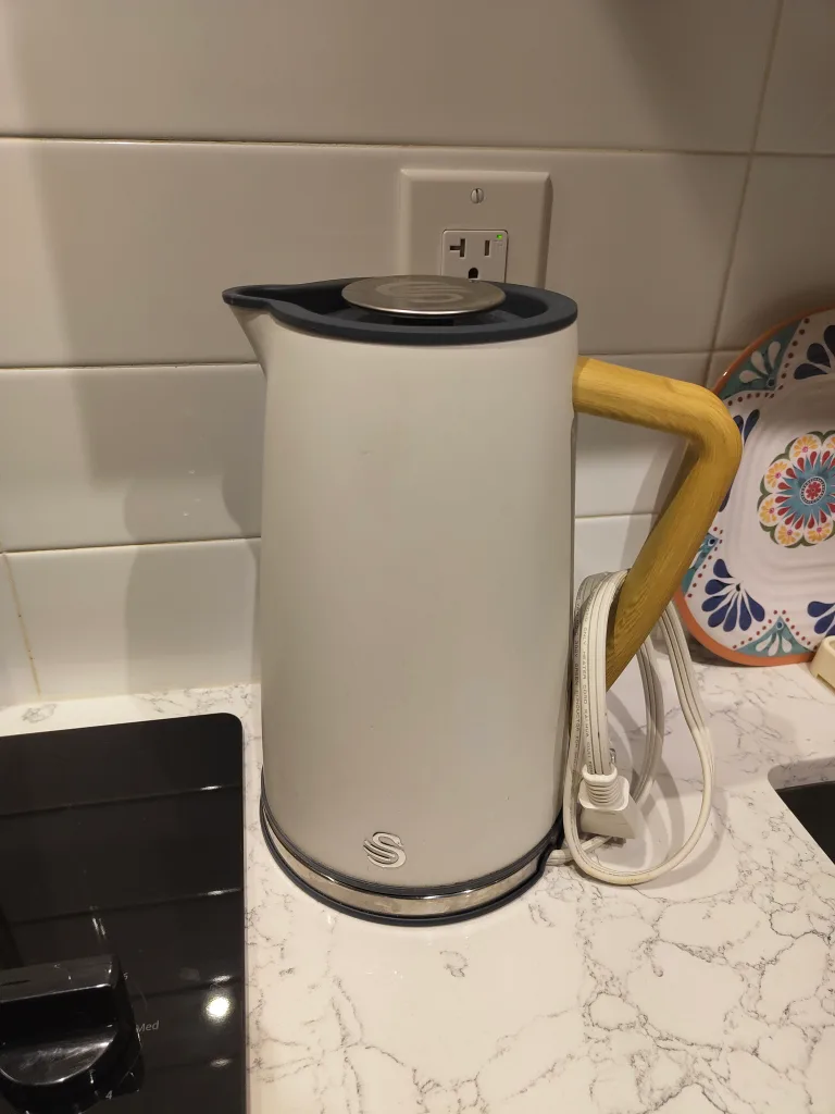 Swan Nordic Style Kettle 🇨🇦🍁🧡 image indicator(2)