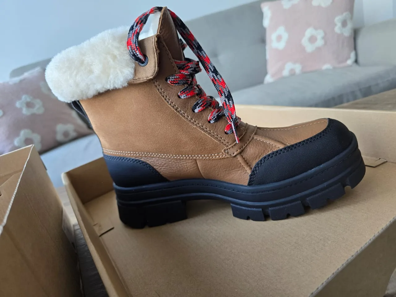 UGG Ridge Mini Boots - Size 7 - Brand New in Box thumbnail