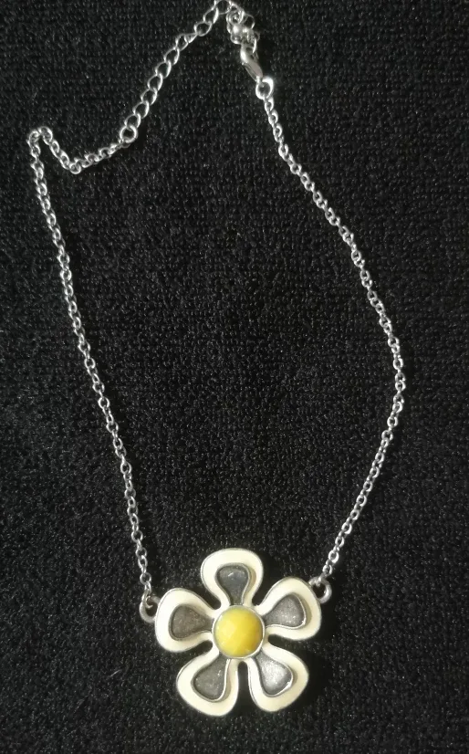 Daisy Flower Necklace thumbnail