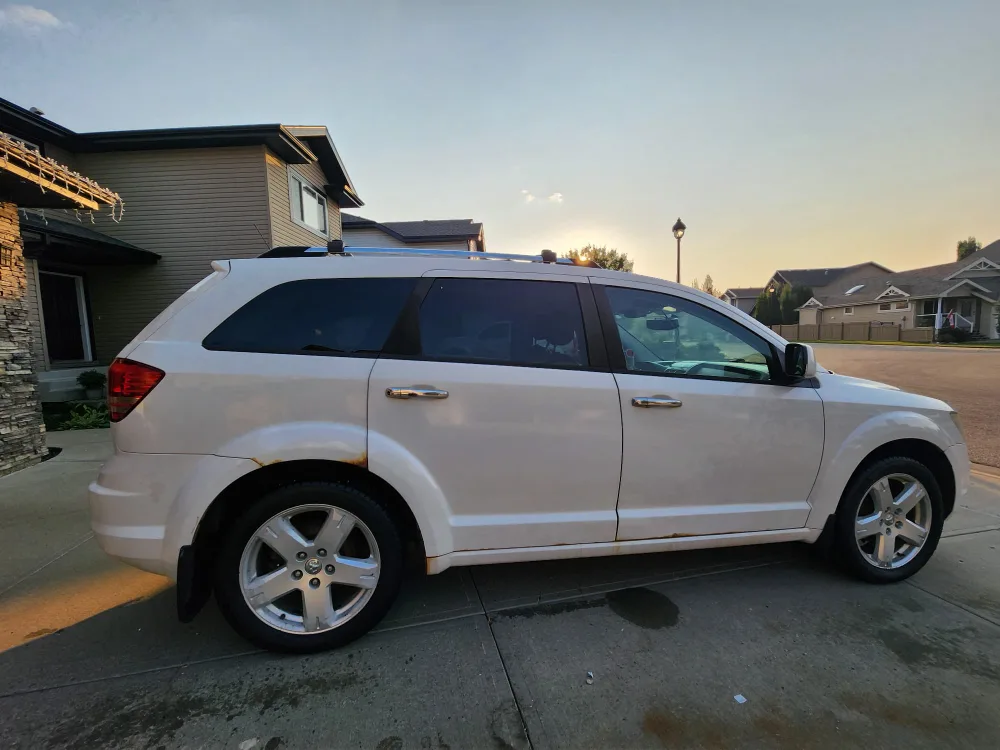 White Dodge Journey SUV - Used thumbnail
