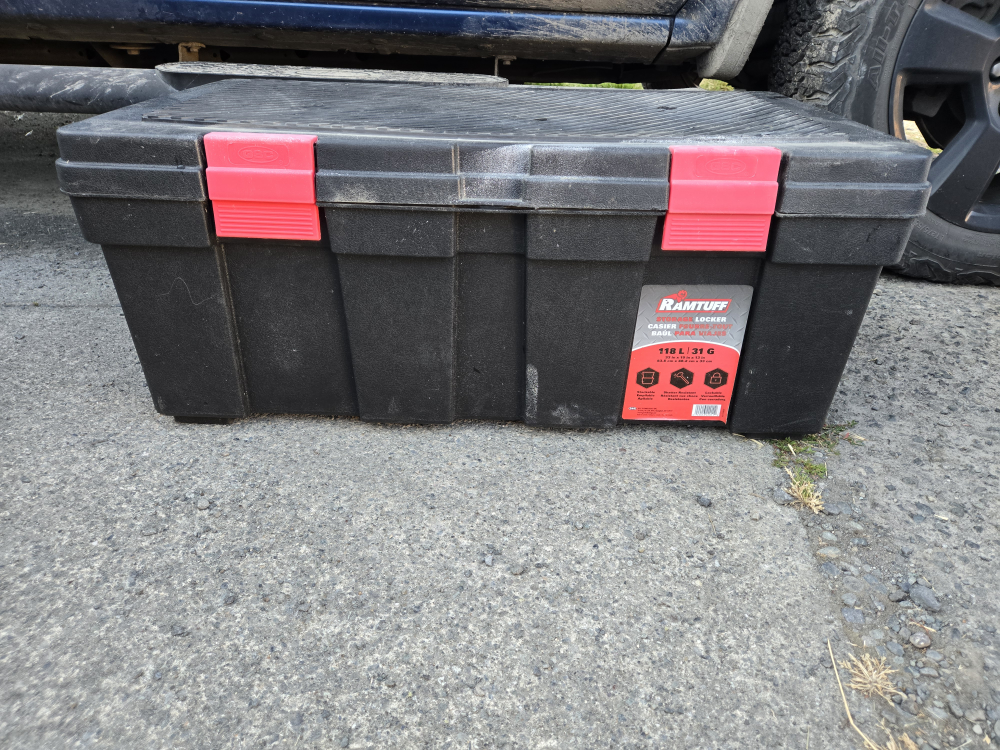 storage locker/ tool box/ storage bin